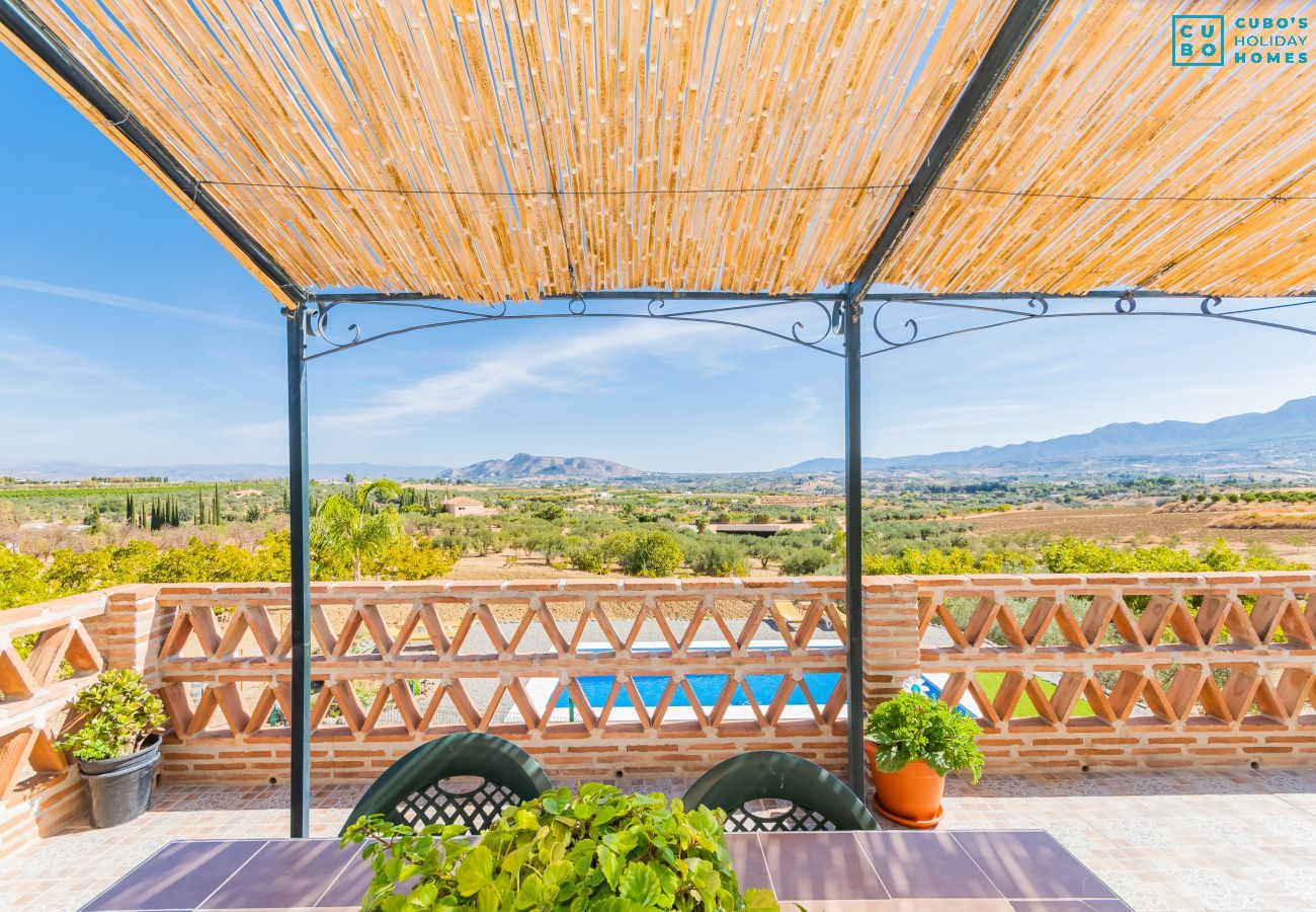 Terraza de este chalet en Coín