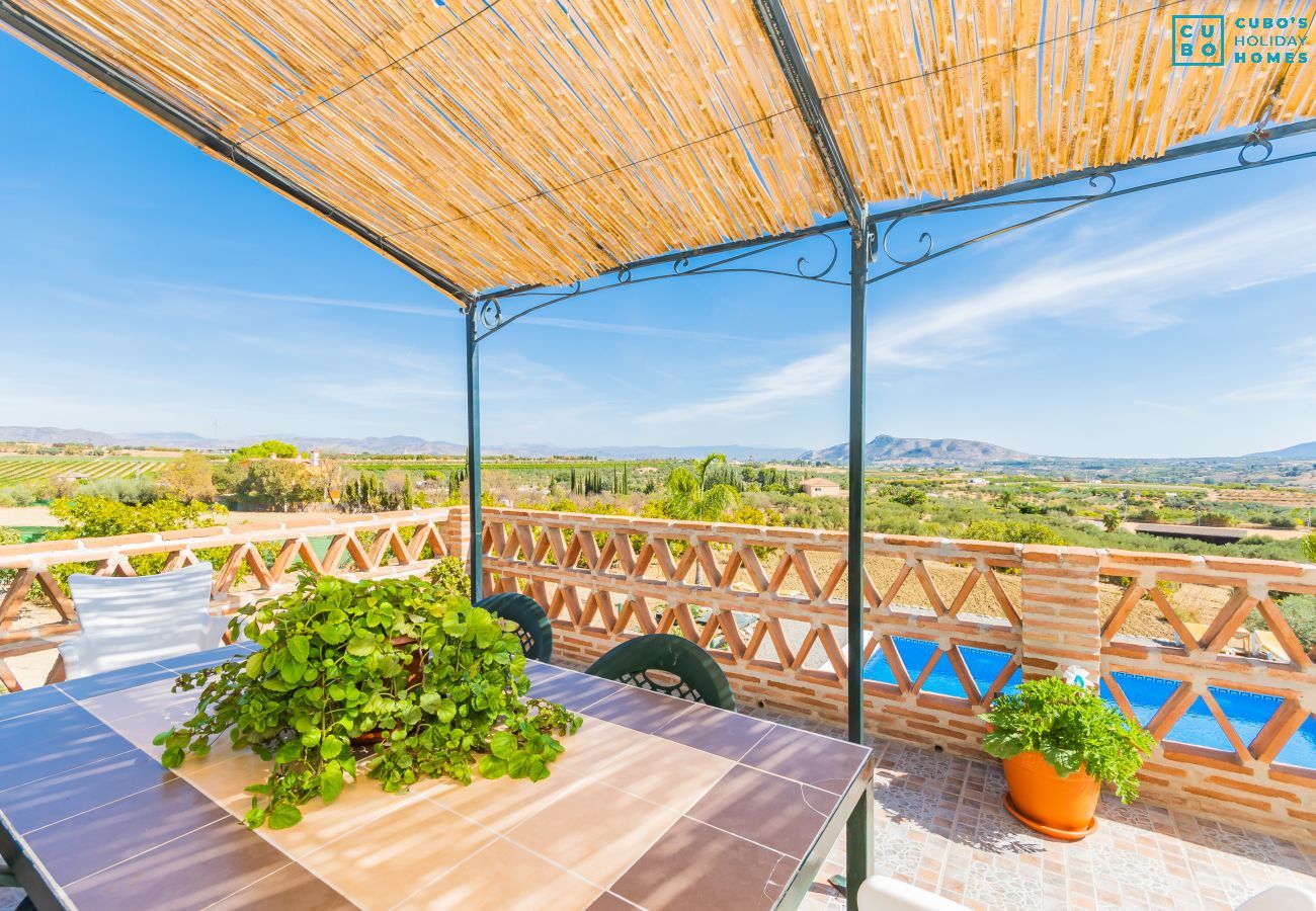 Terraza de este chalet en Coín