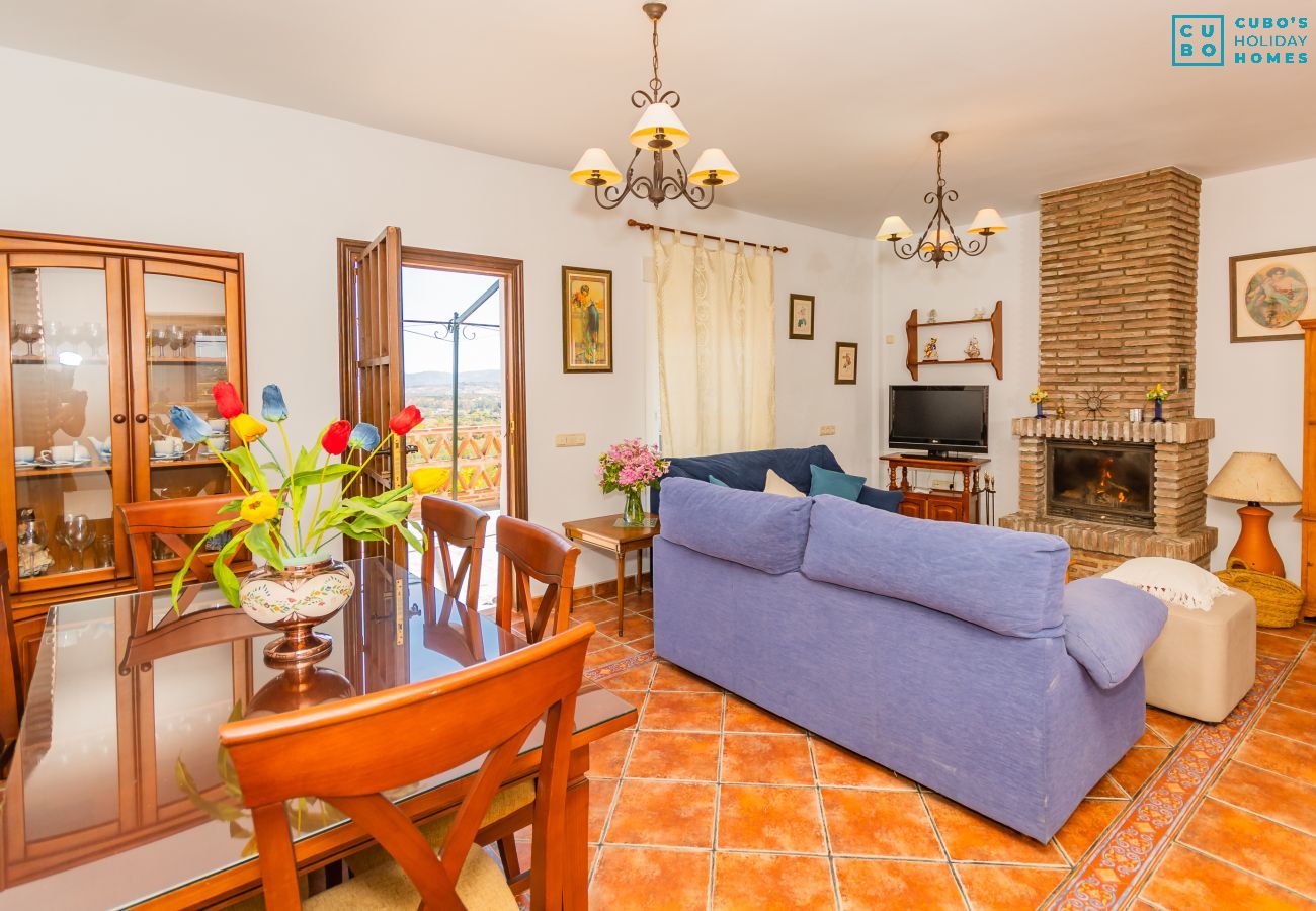 Salón comedor de esta casa con chimenea en Coín