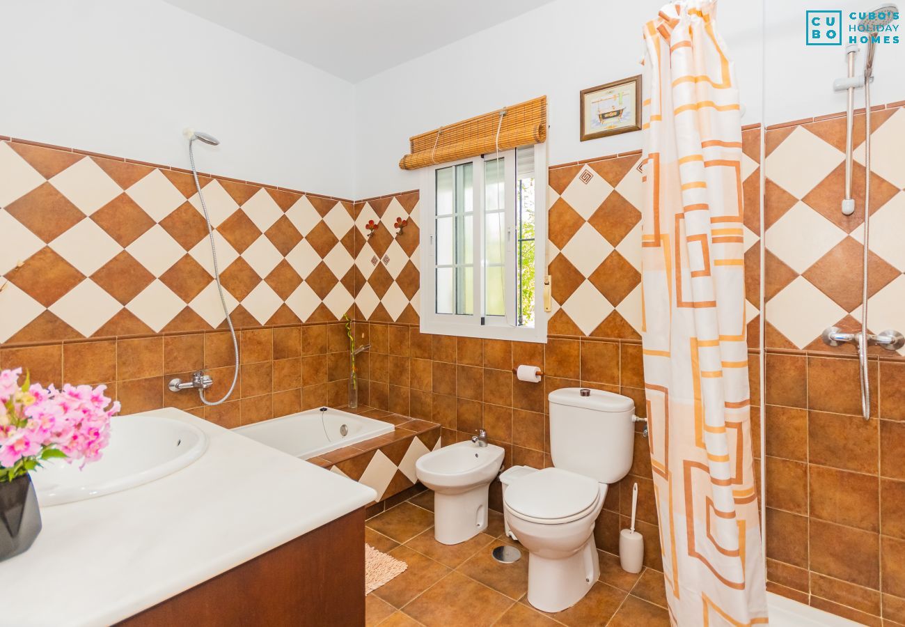 Baño de esta casa con chimenea en Coín