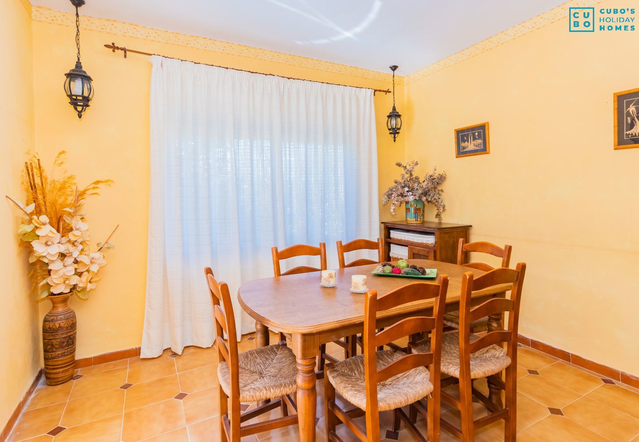 Salón con chimenea de esta Finca en Alhaurín de la Torre