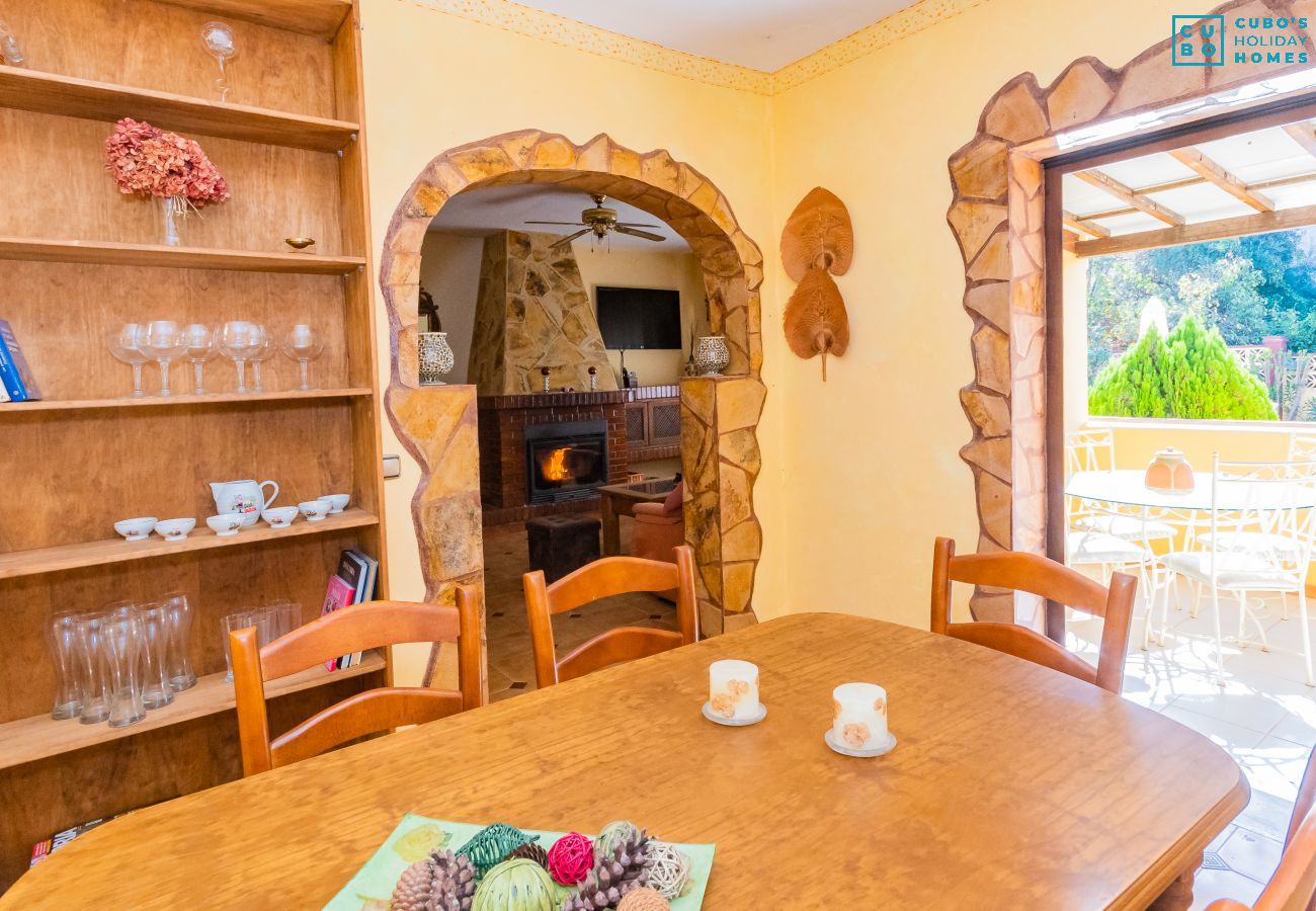 Salón con chimenea de esta Finca en Alhaurín de la Torre