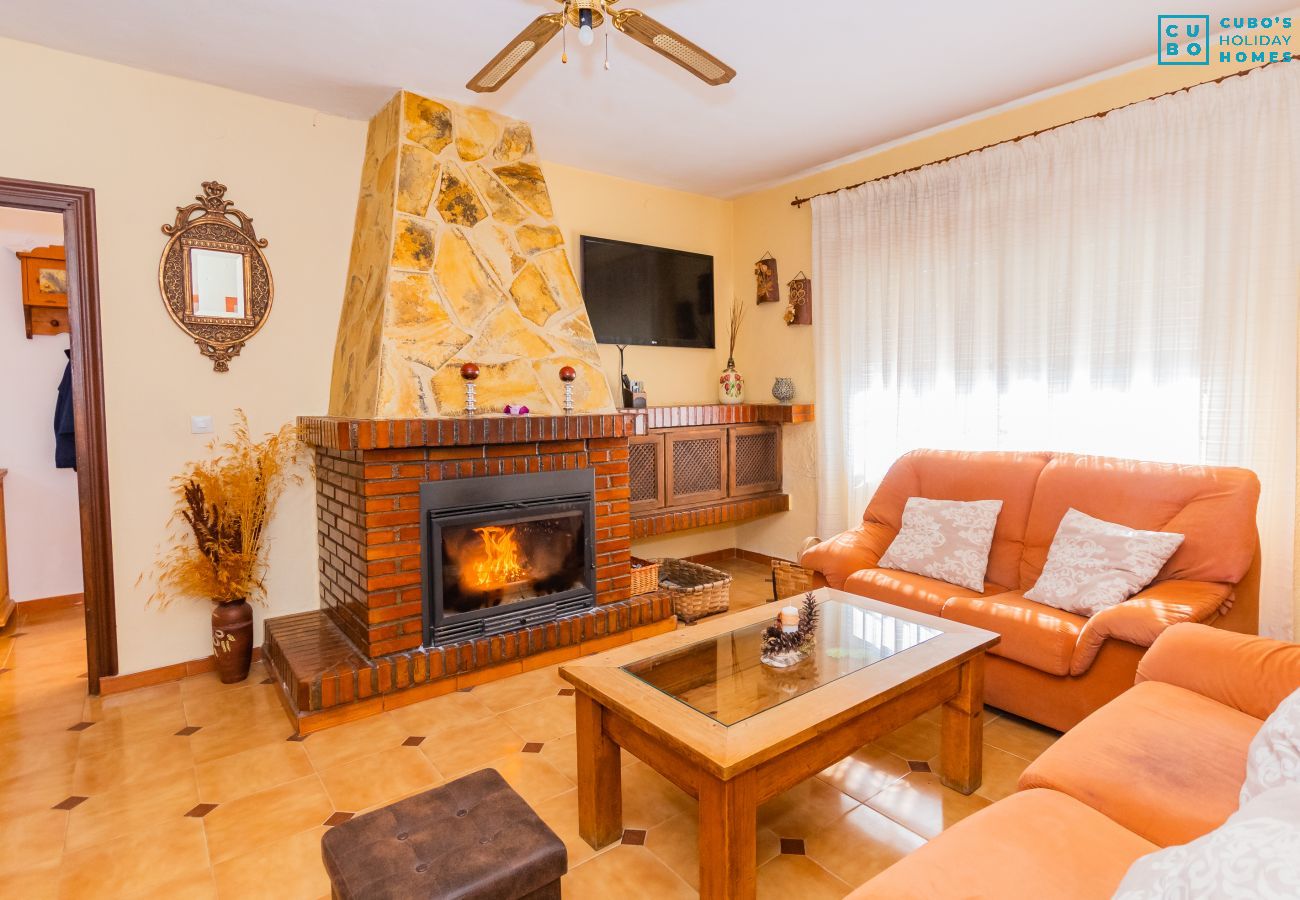 Salón con chimenea de esta Finca en Alhaurín de la Torre