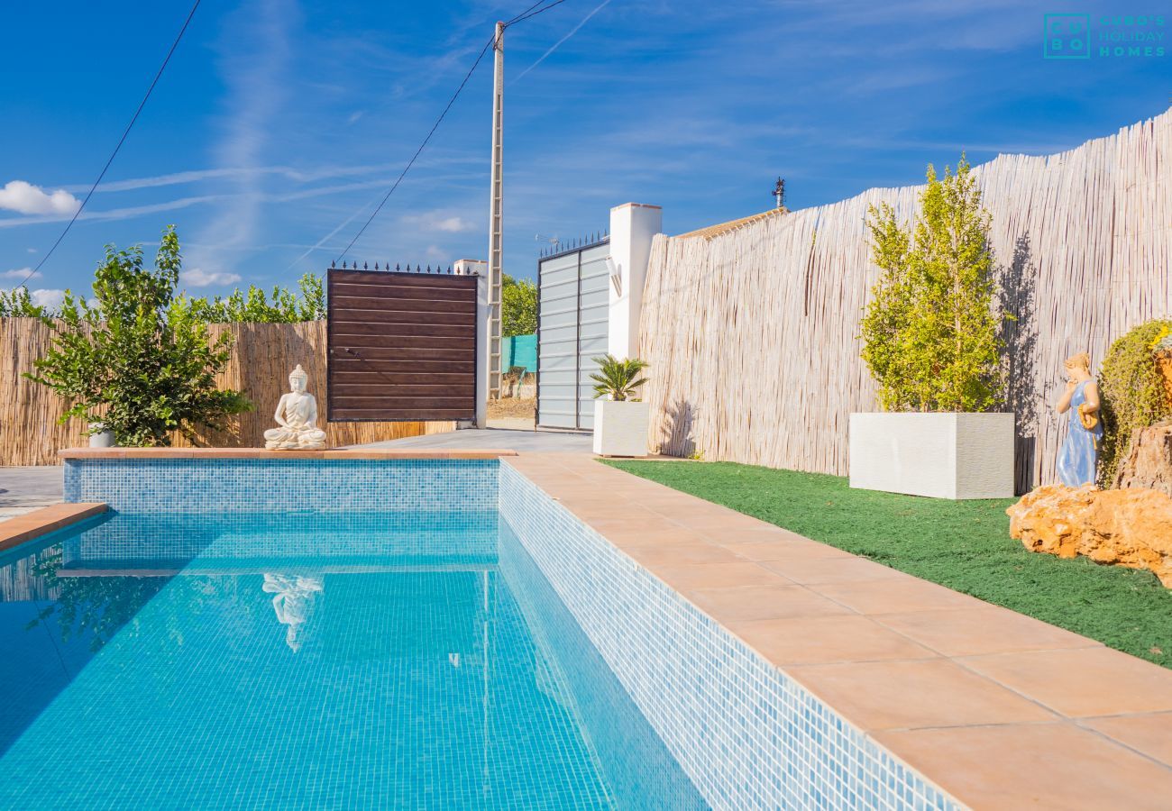 Piscina de esta casa rural en Cártama