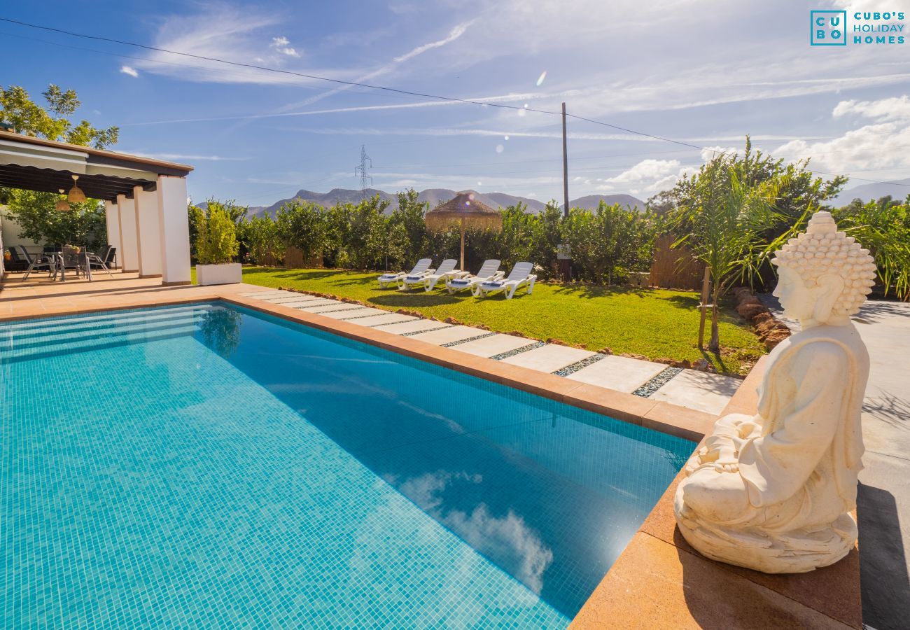 Piscina de esta casa rural en Cártama