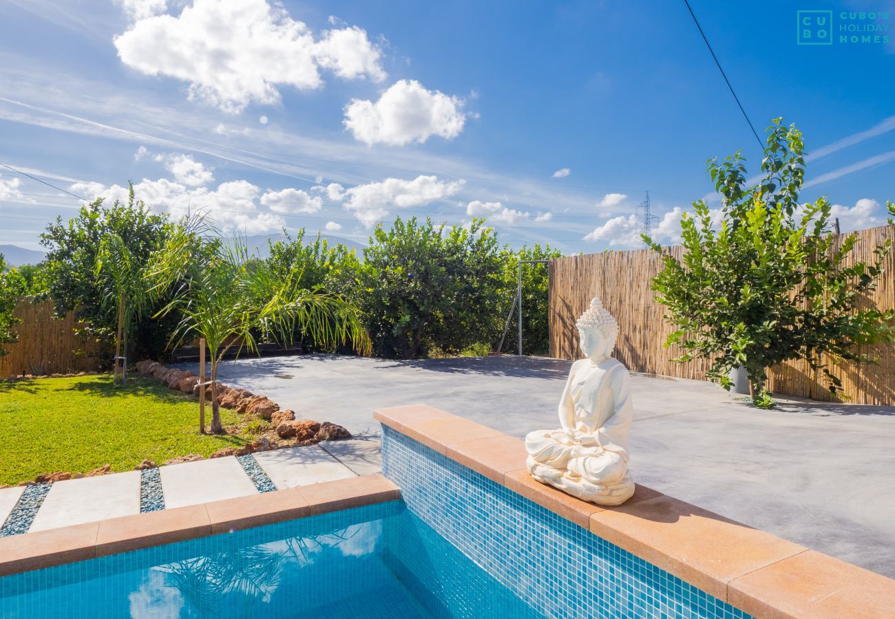 Piscina de esta casa rural en Cártama