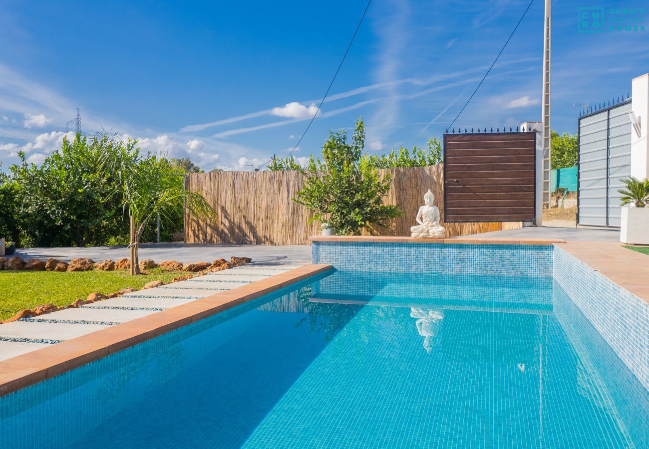 Piscina de esta casa rural en Cártama