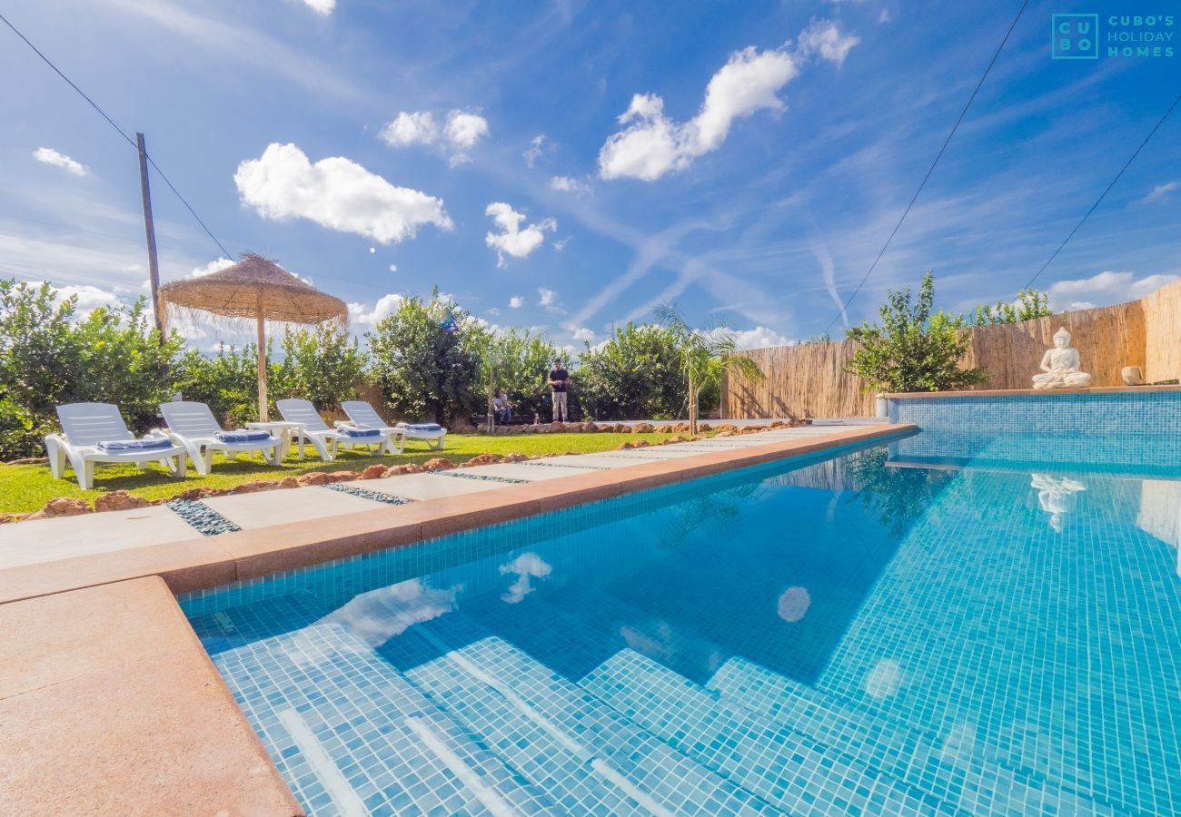 Piscina de esta casa rural en Cártama