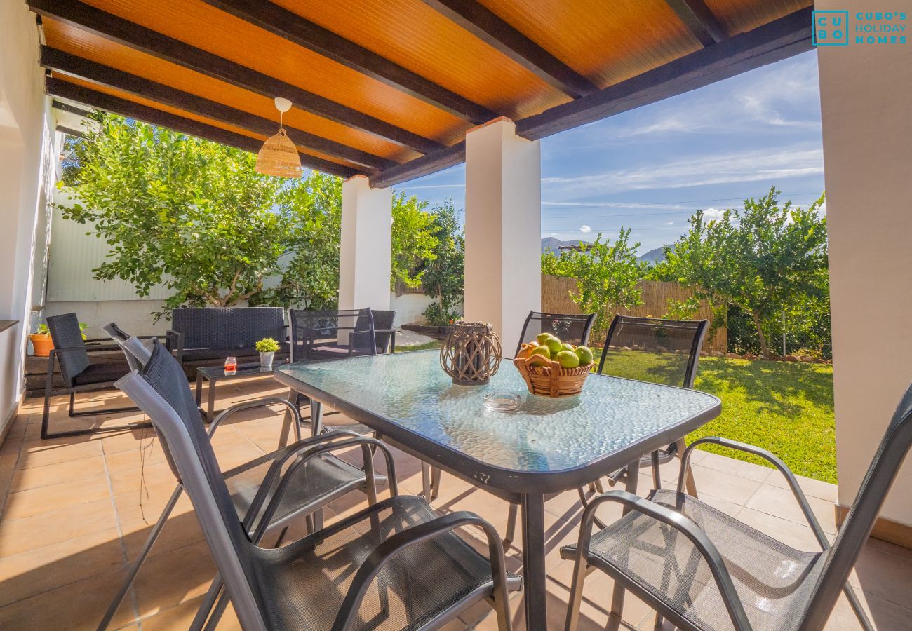 Terraza de esta casa rural en Cártama