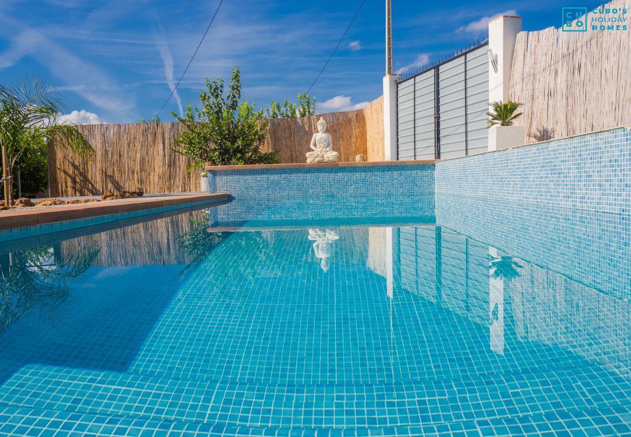 Piscina de esta casa rural en Cártama