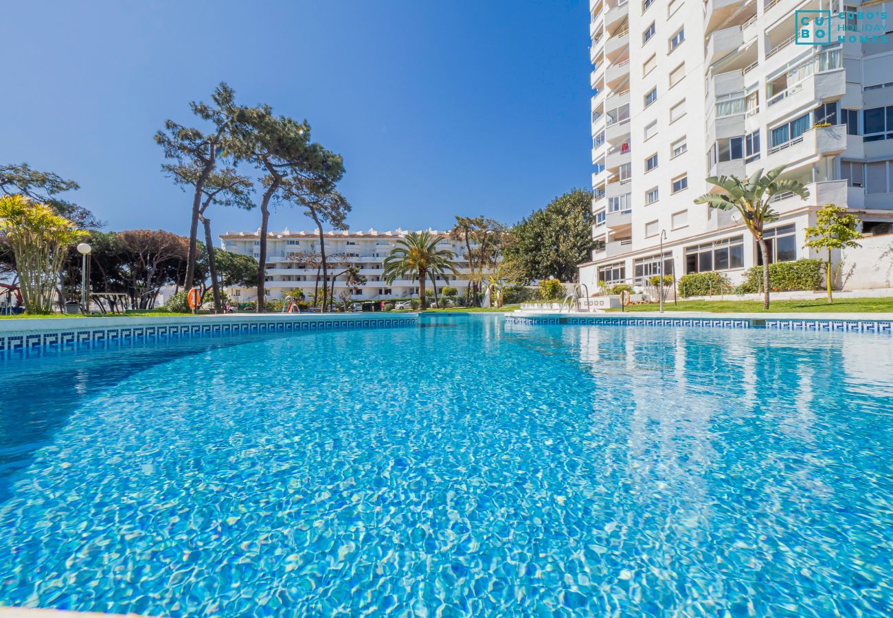 Piscina comunitaria de este apartamento en Calahonda