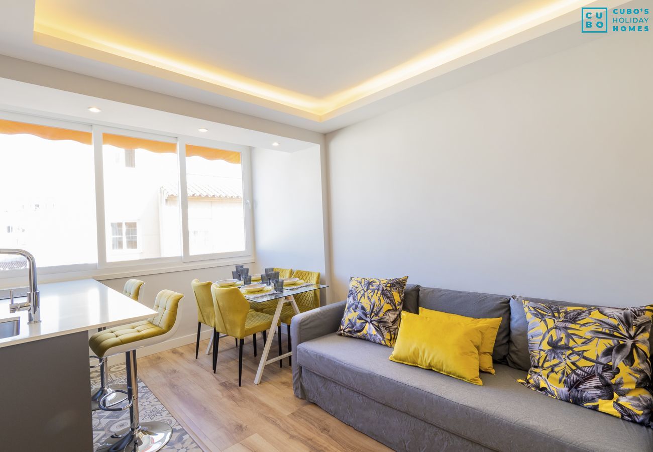 Salón comedor de este apartamento en Estepona