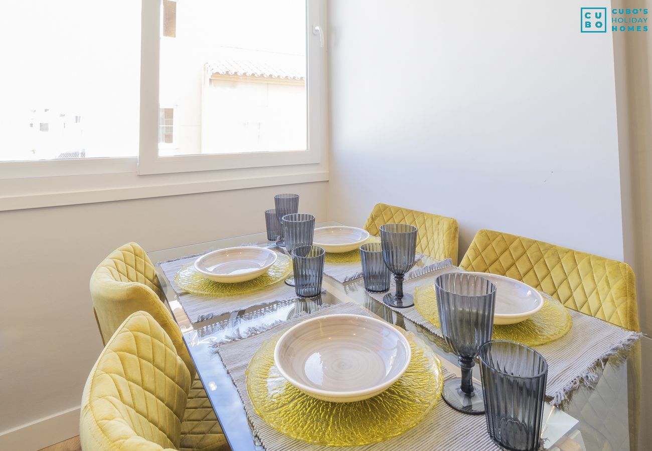 Salón comedor de este apartamento en Estepona