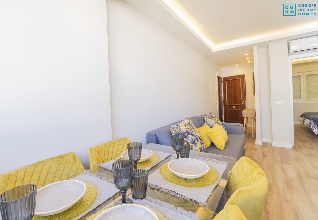 Salón comedor de este apartamento en Estepona