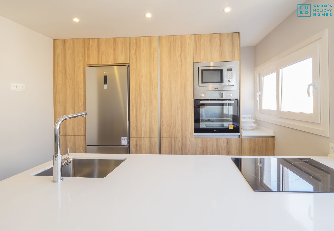 Salón comedor de este apartamento en Estepona