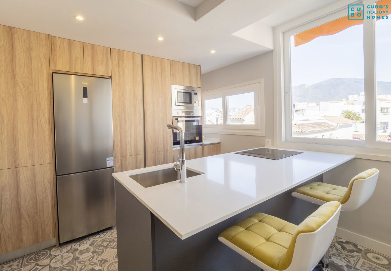 Salón comedor de este apartamento en Estepona