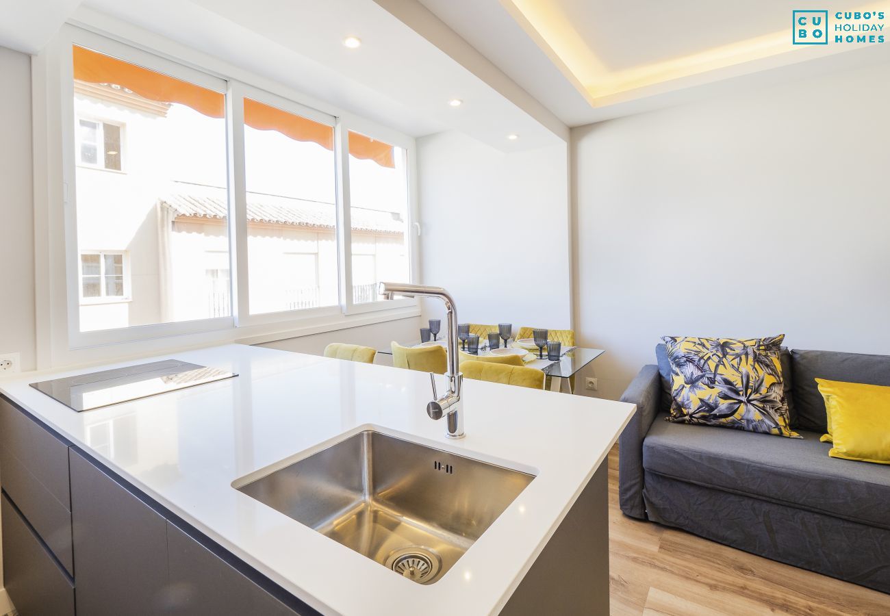 Salón comedor de este apartamento en Estepona