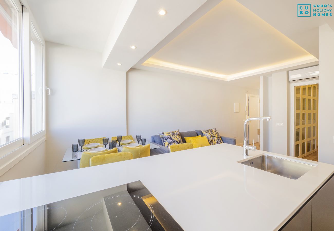 Salón comedor de este apartamento en Estepona