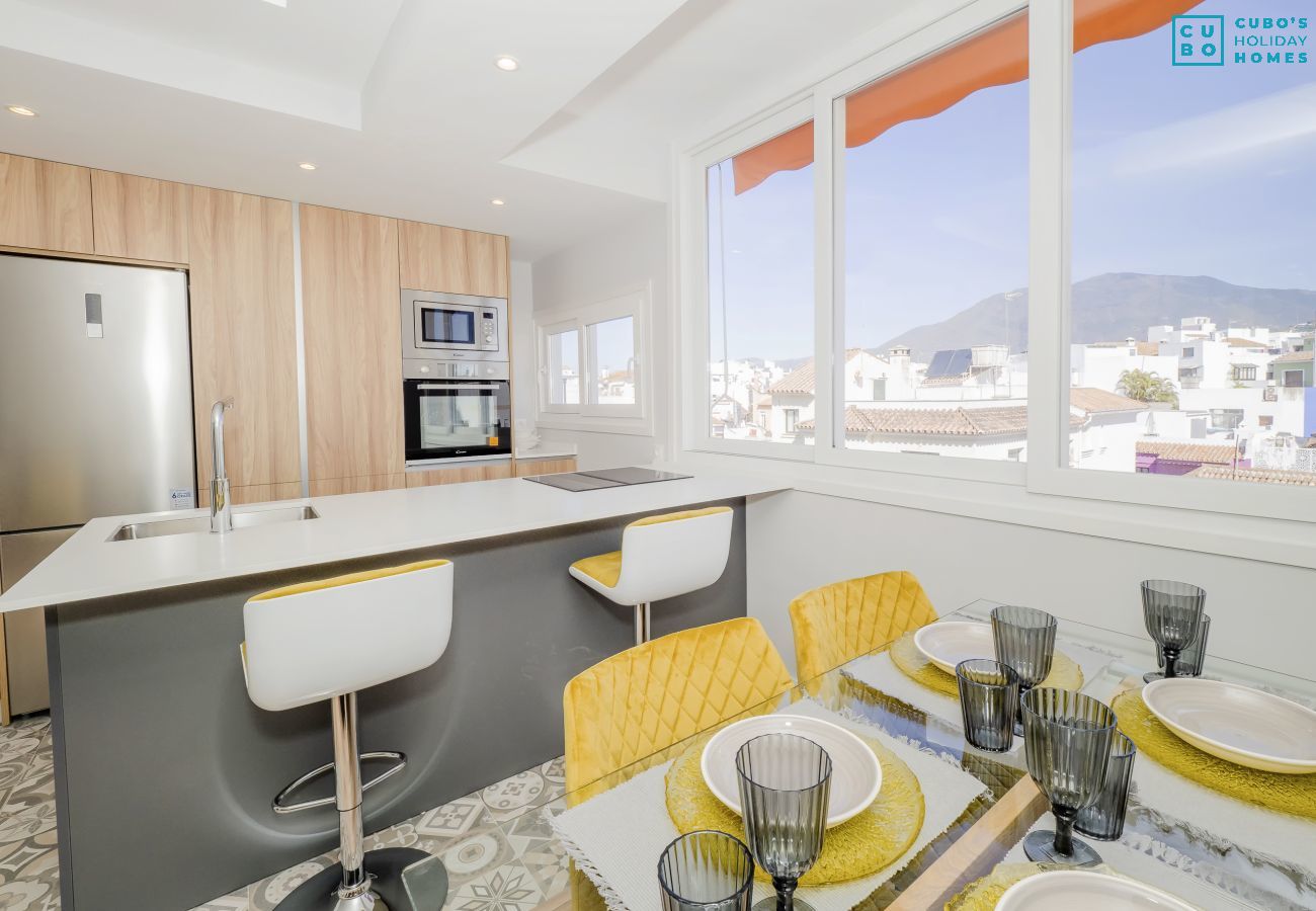 Salón comedor de este apartamento en Estepona