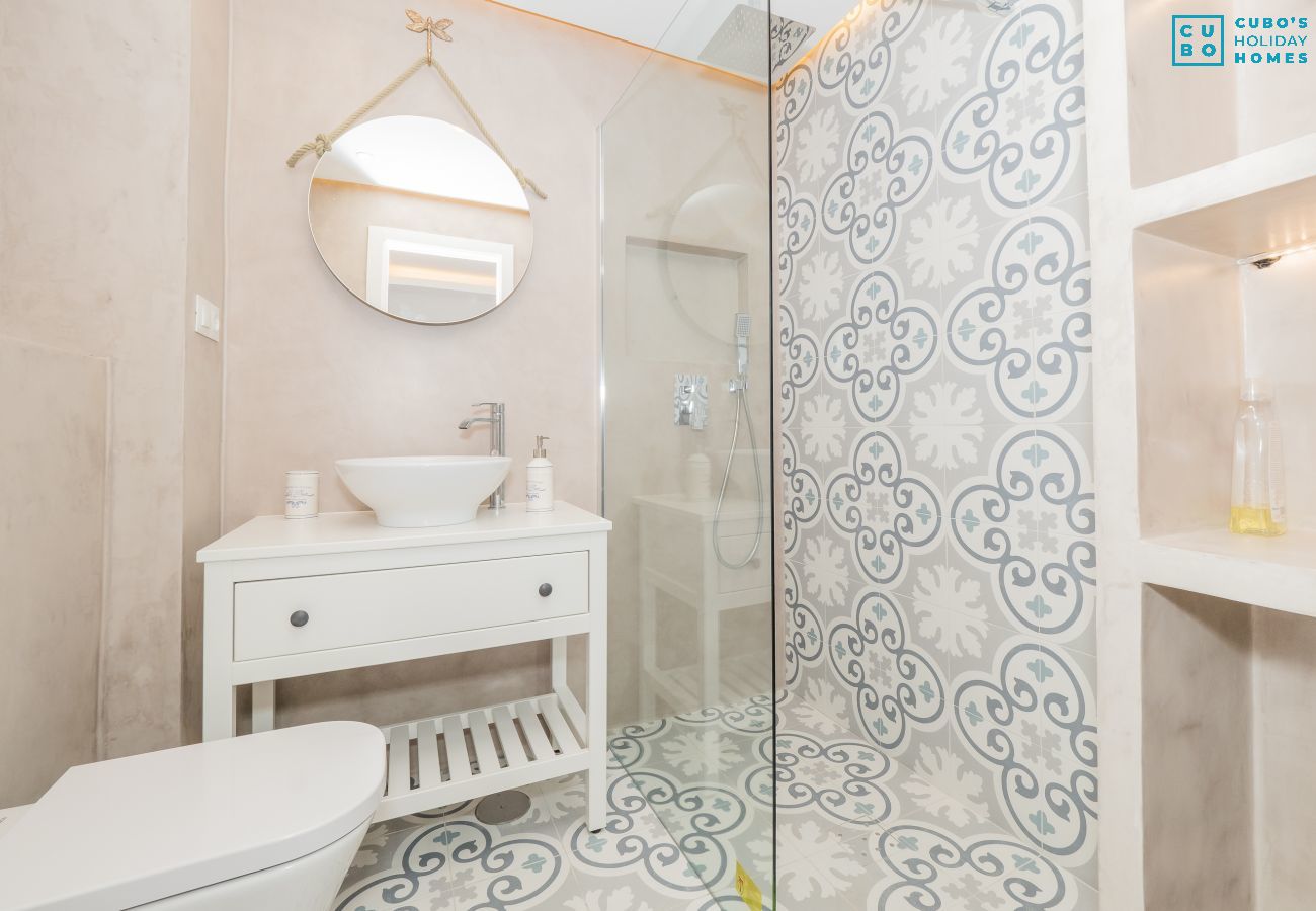 Baño de este apartamento en Estepona