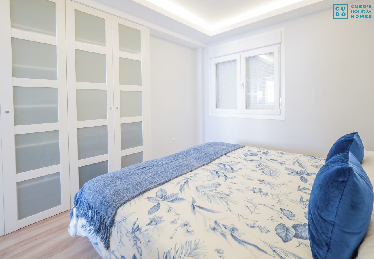 Dormitorio de este apartamento en Estepona