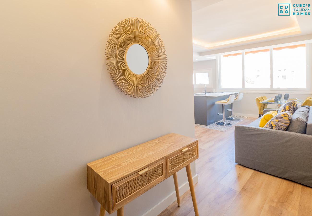 Salón comedor de este apartamento en Estepona