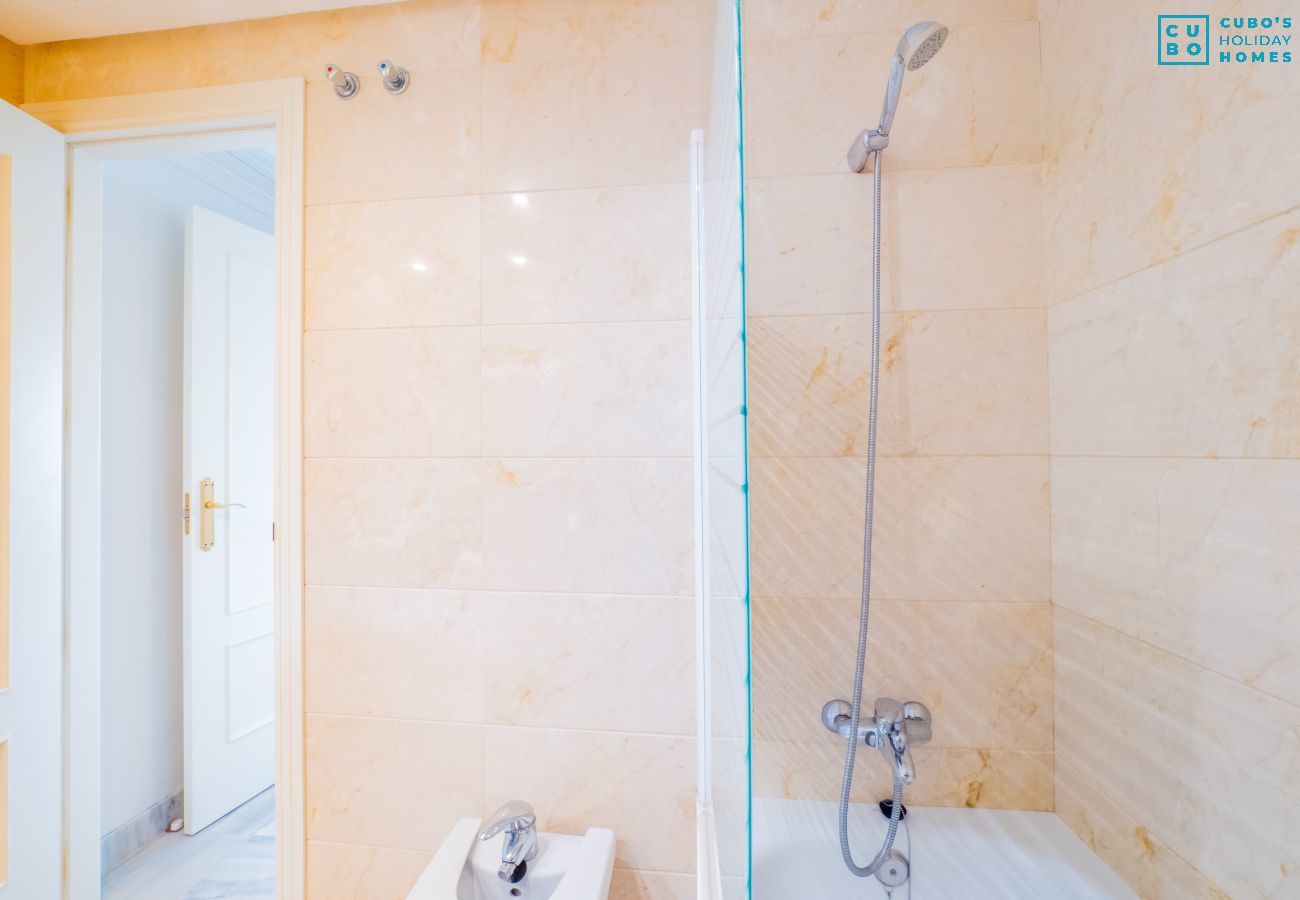 Baño de este apartamento en Los Naranjos (Marbella)