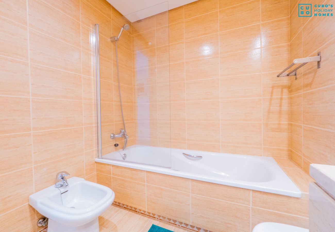 Baño de este apartamento en Los Naranjos (Marbella)