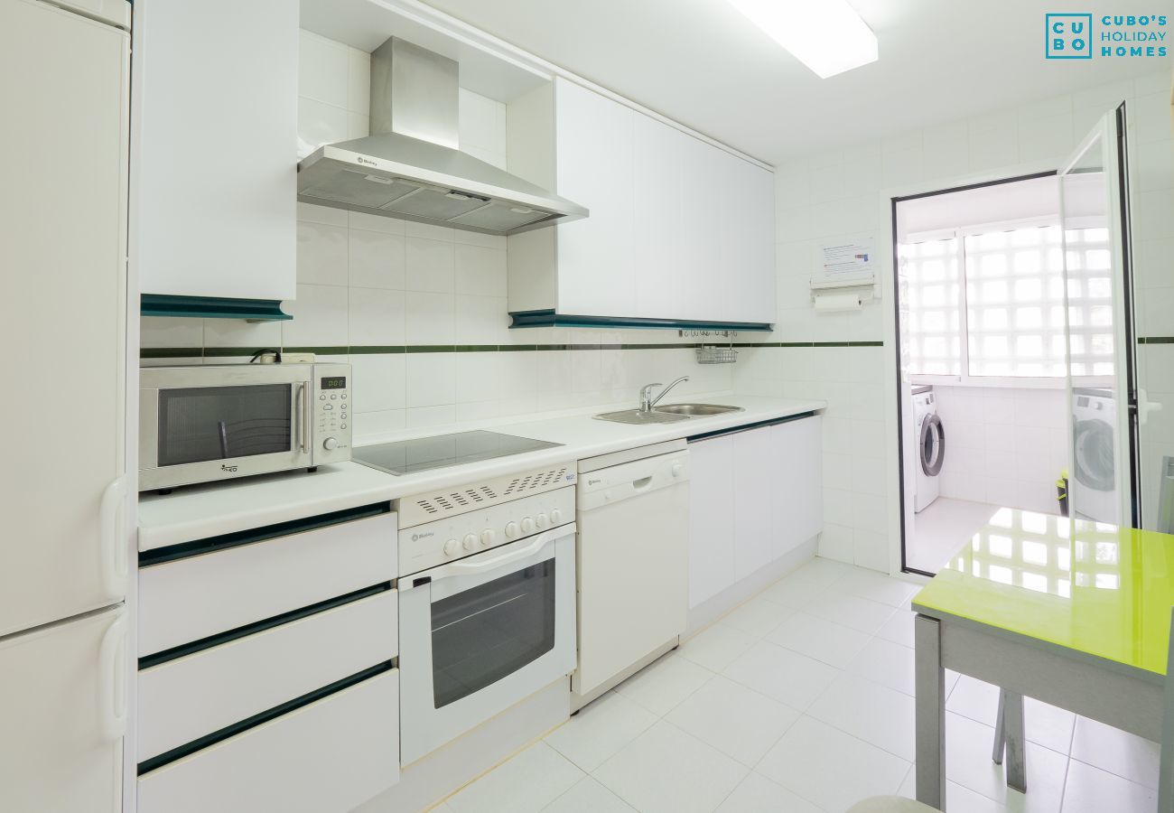 Cocina de este apartamento en Los Naranjos (Marbella)