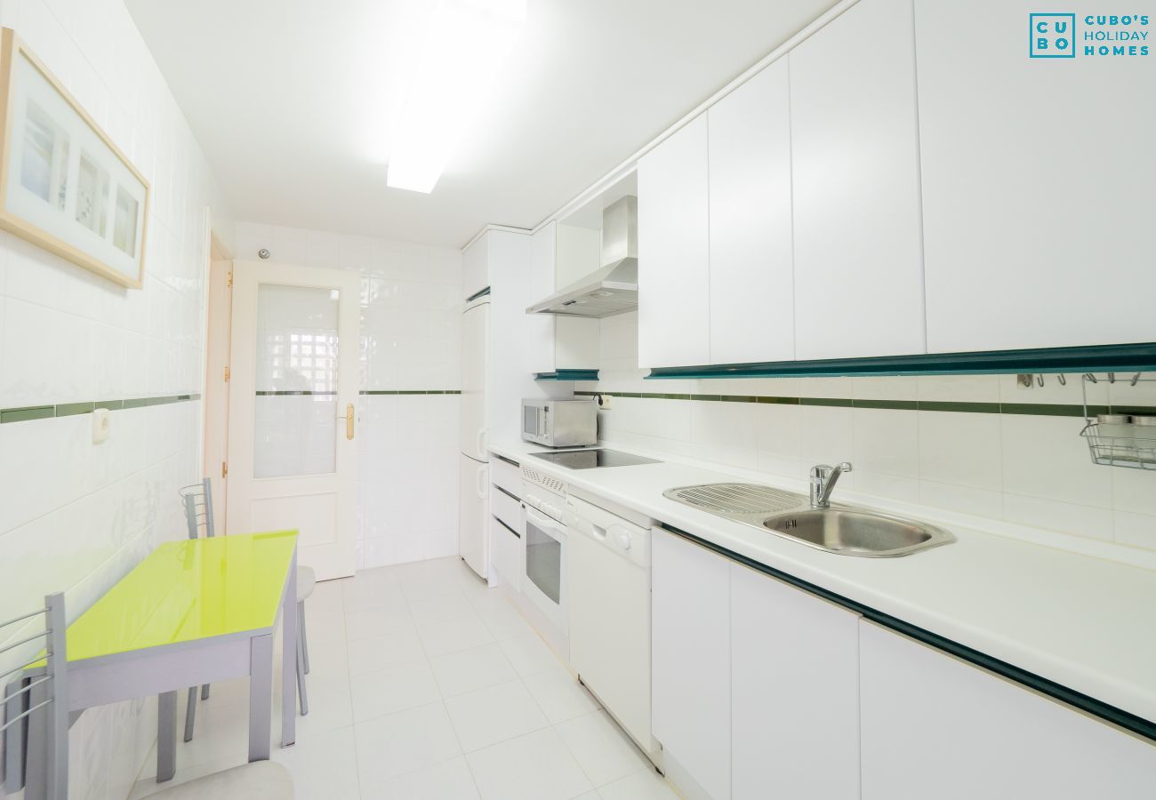 Cocina de este apartamento en Los Naranjos (Marbella)