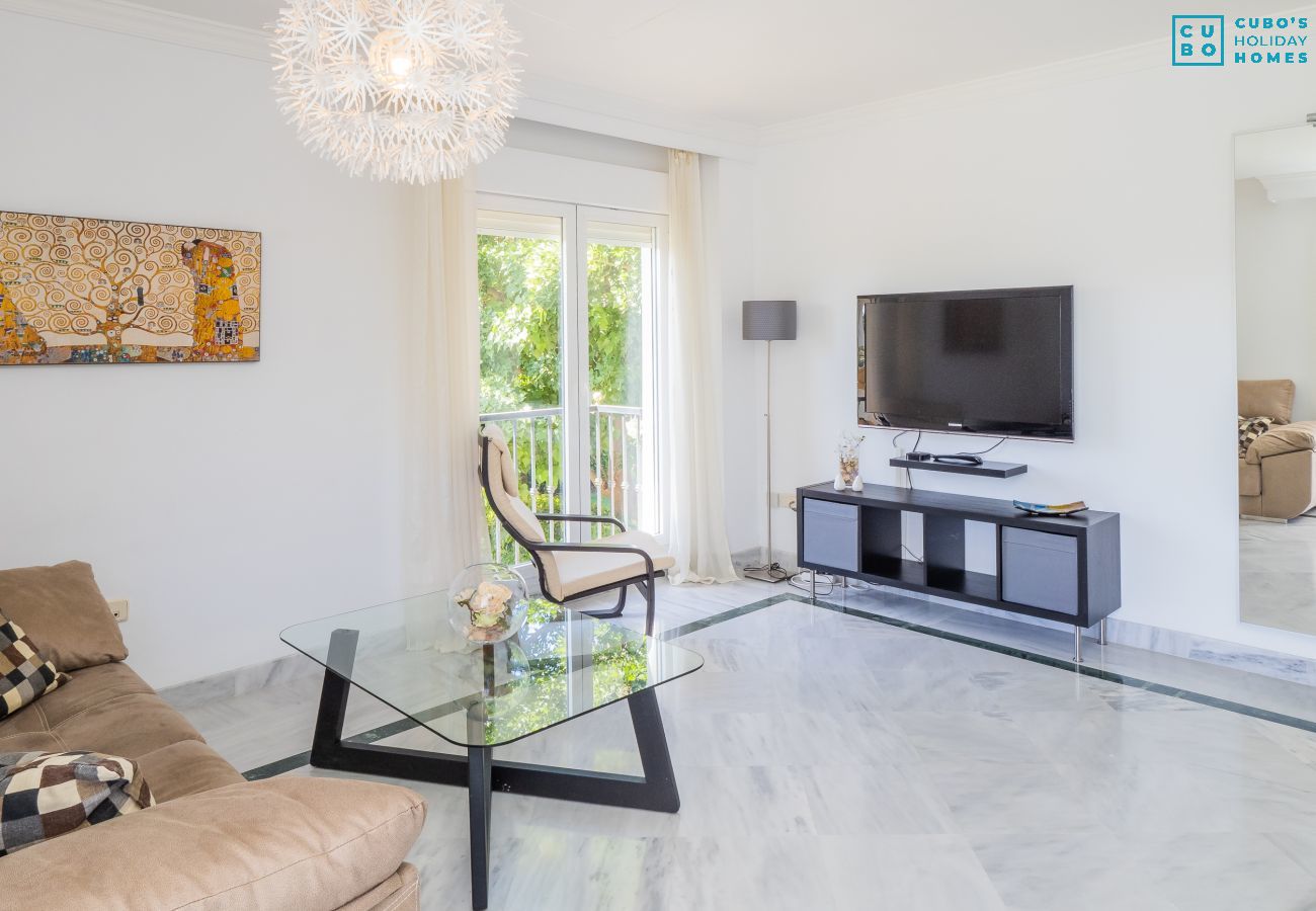 Salón comedor de este apartamento en Los Naranjos (Marbella)