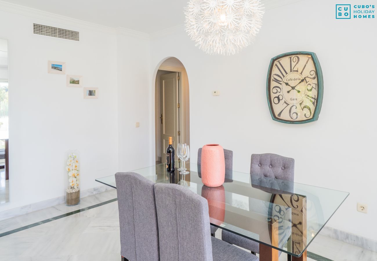 Salón comedor de este apartamento en Los Naranjos (Marbella)