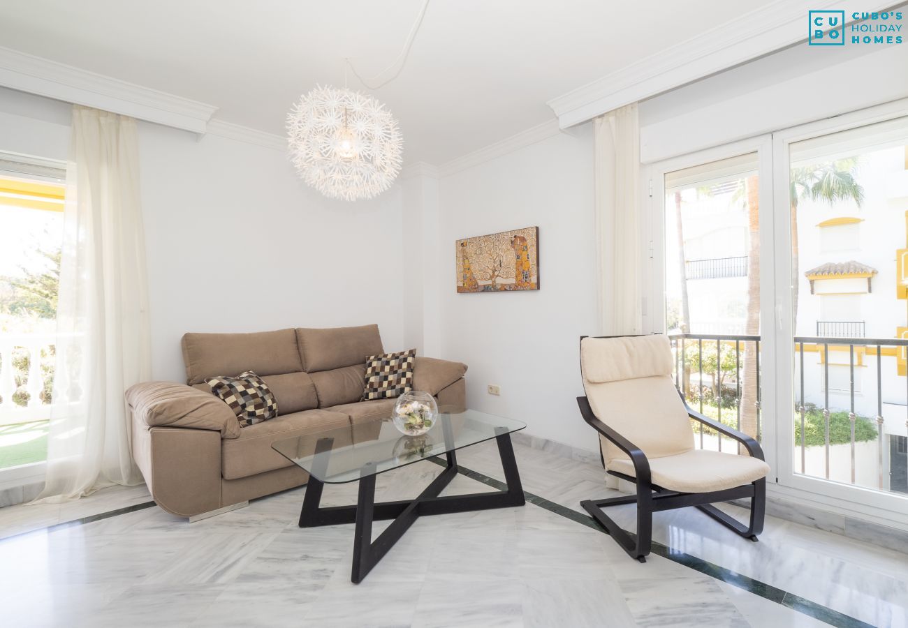 Salón comedor de este apartamento en Los Naranjos (Marbella)