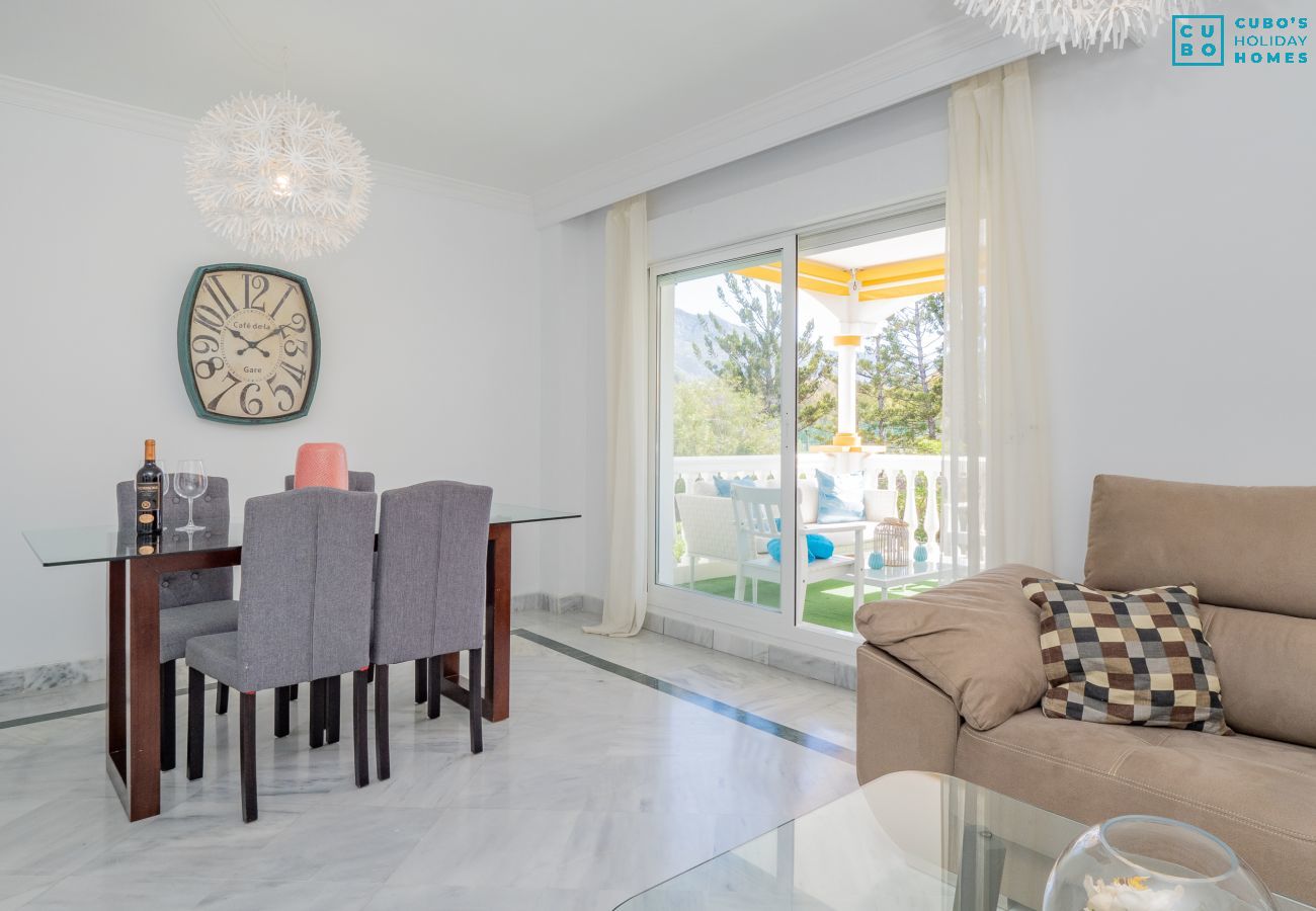 Salón comedor de este apartamento en Los Naranjos (Marbella)