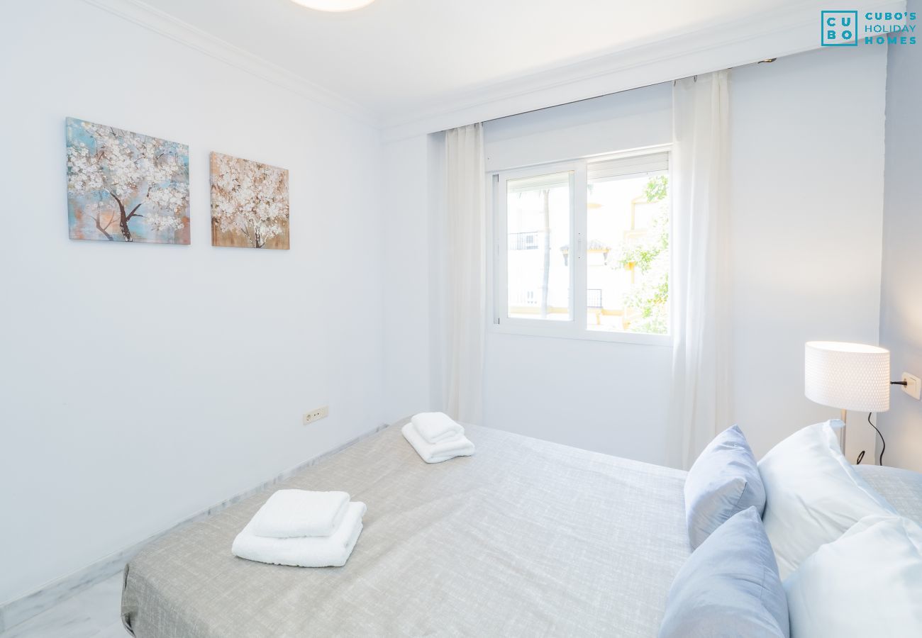 Dormitorio de este apartamento en Los Naranjos (Marbella)
