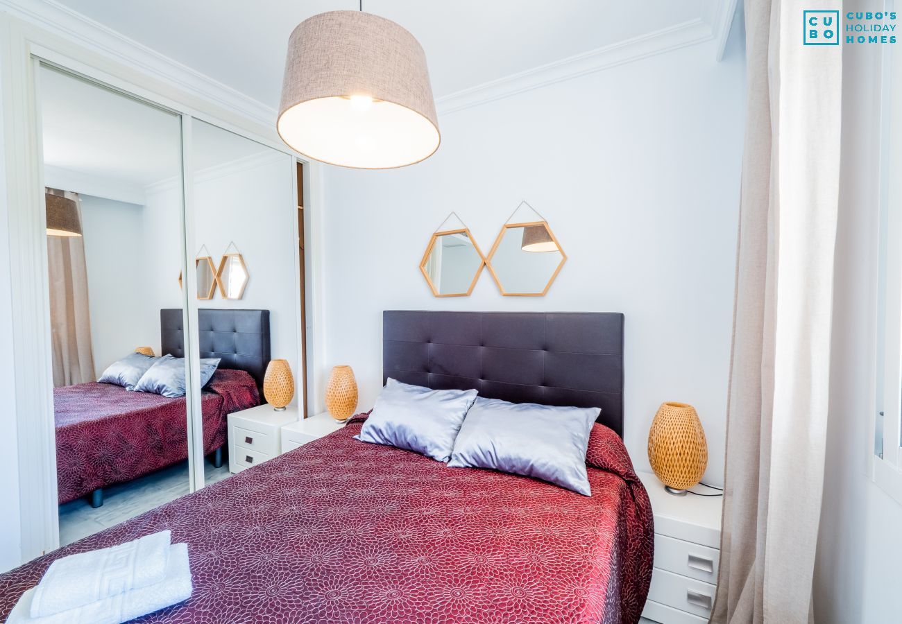 Dormitorio de este apartamento en Los Naranjos (Marbella)