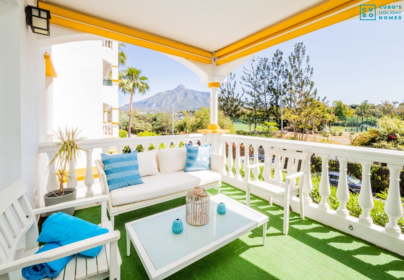 Terraza de este apartamento en Los Naranjos (Marbella)