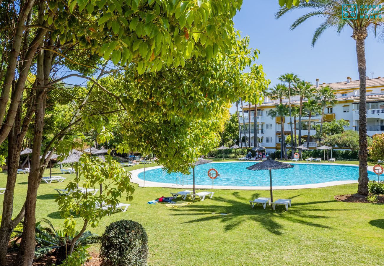 Jardín de este apartamento en Los Naranjos (Marbella)