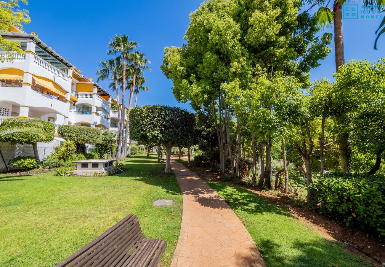 Jardín de este apartamento en Los Naranjos (Marbella)