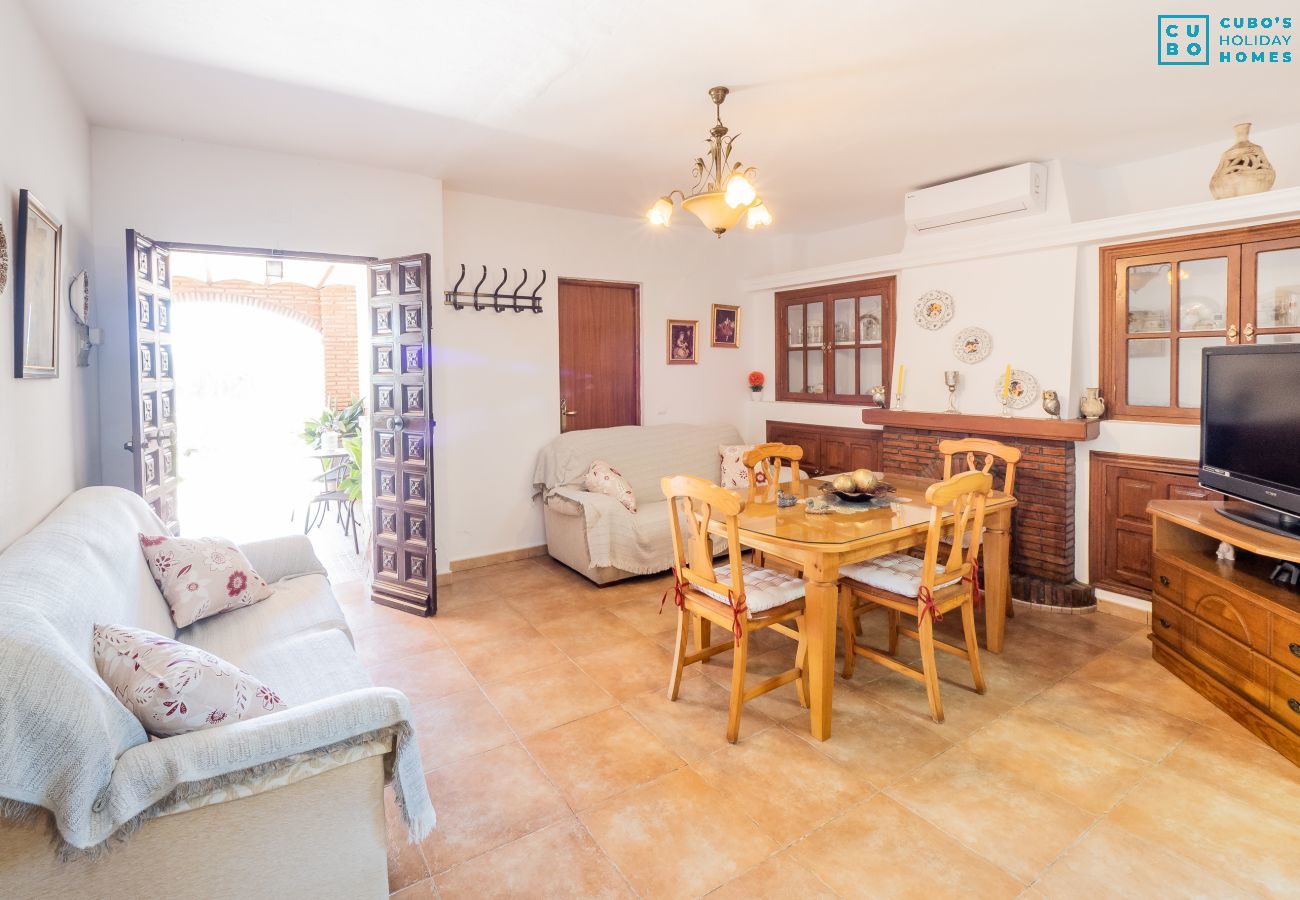 Salón comedor de esta casa rural en Alhaurín el Grande