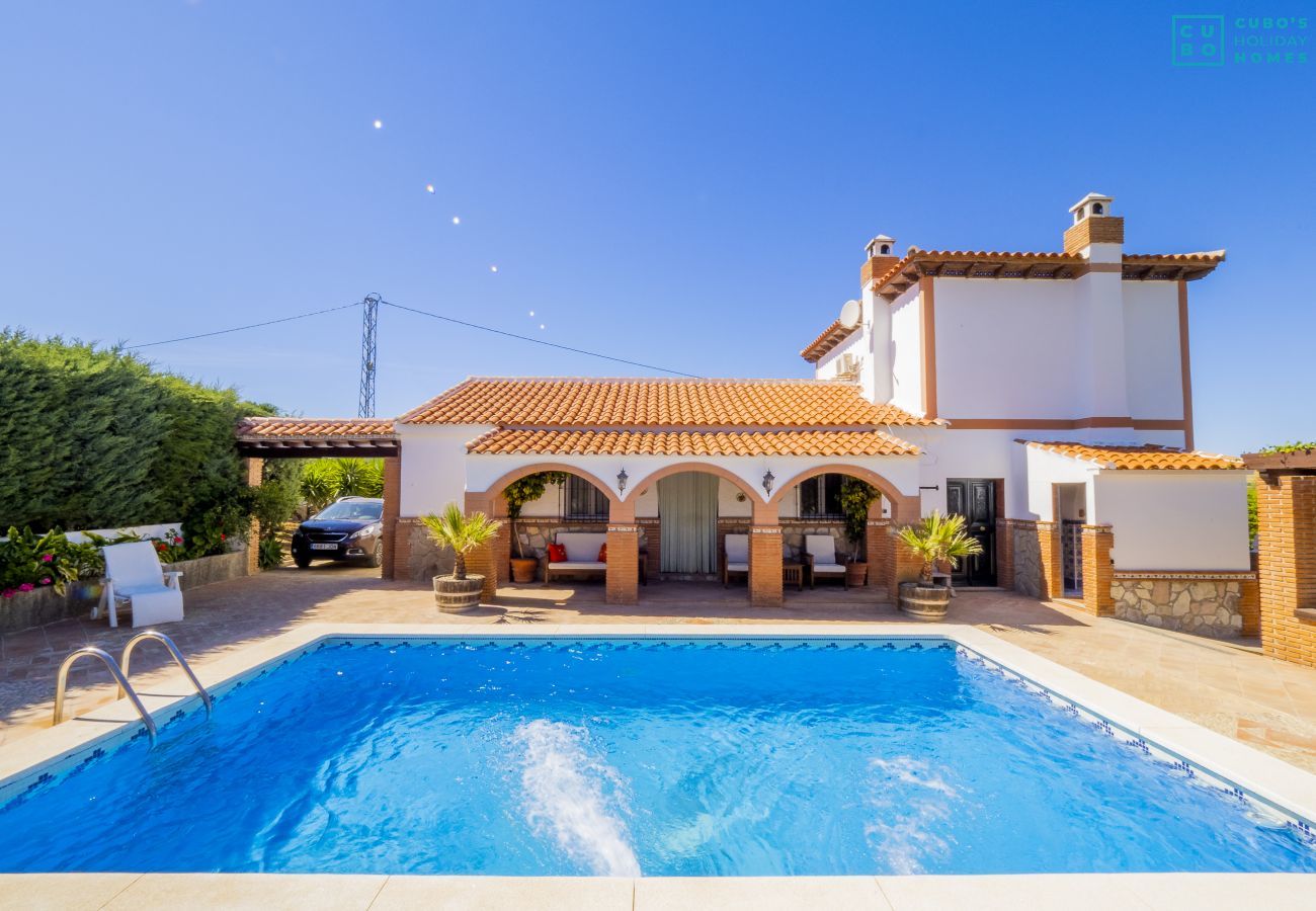 Piscina exterior de esta Casa Rural en Ardales 