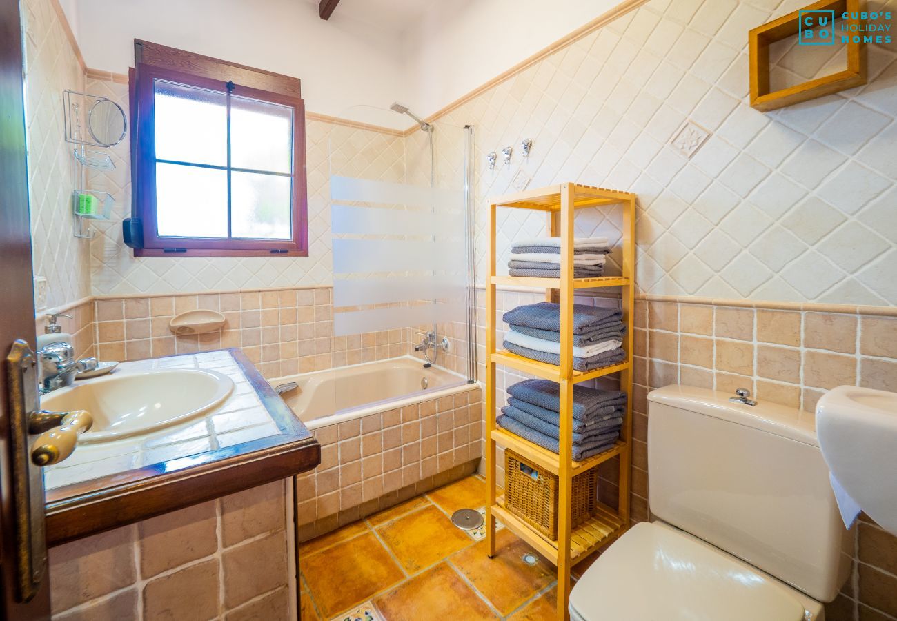 Baño de esta casa rural en Alhaurín el Grande