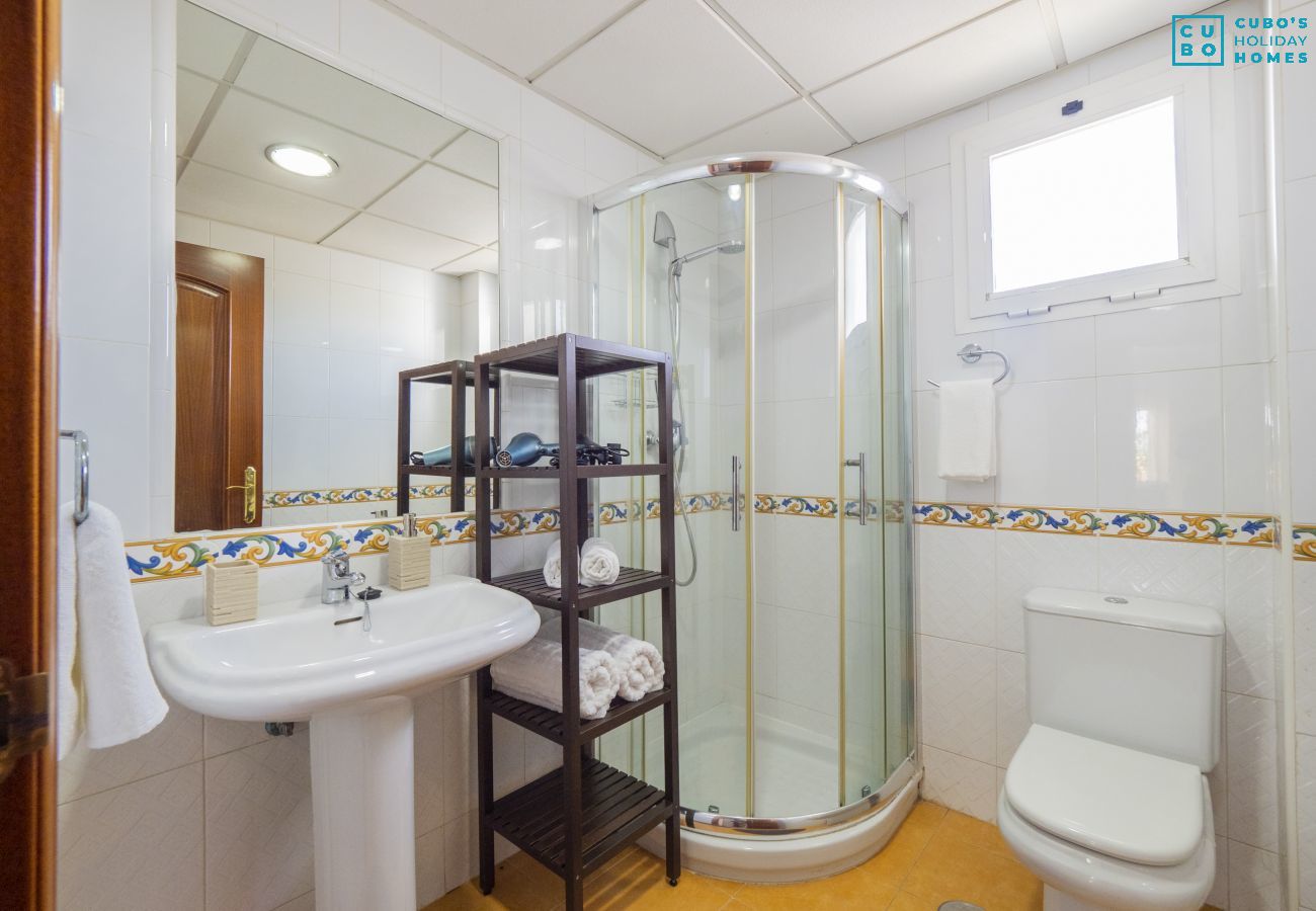 Baño de este apartamento en Alhaurín el Grande