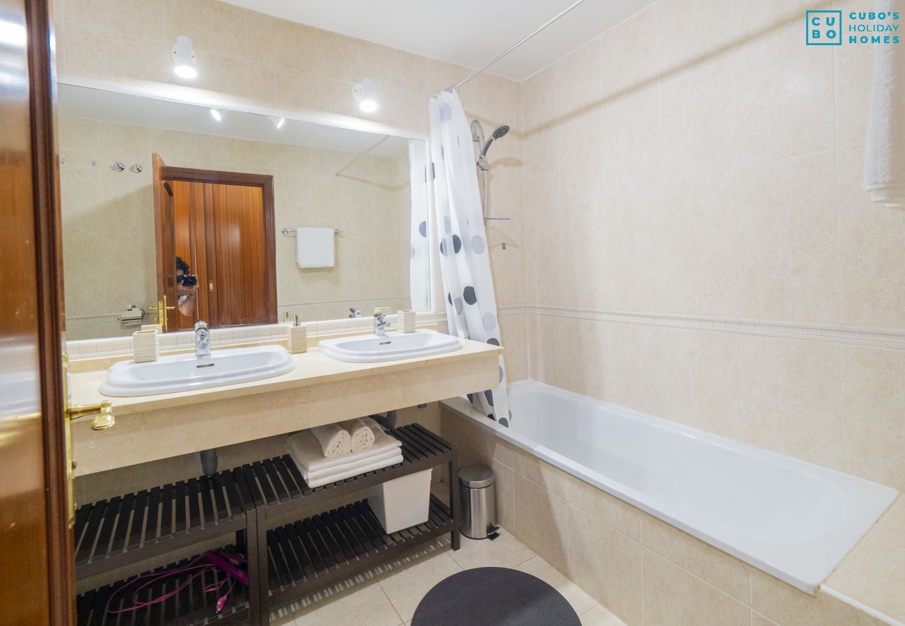 Baño de este apartamento en Alhaurín el Grande