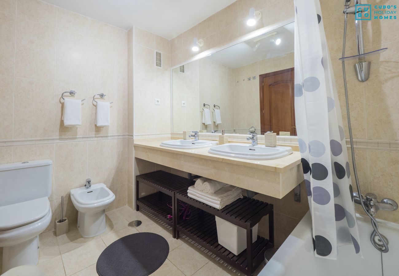 Baño de este apartamento en Alhaurín el Grande