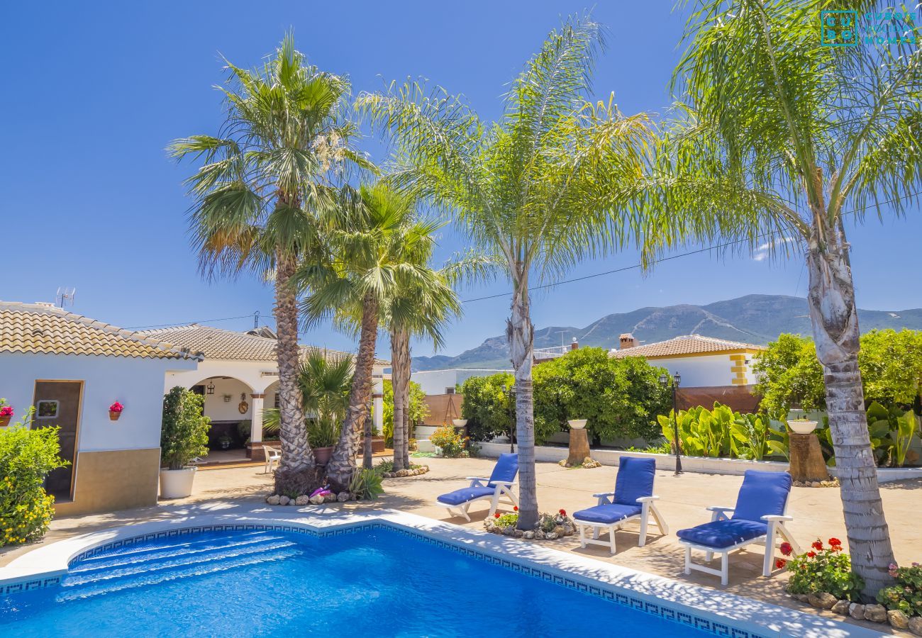 Piscina de este chalet en Alhaurín el Grande