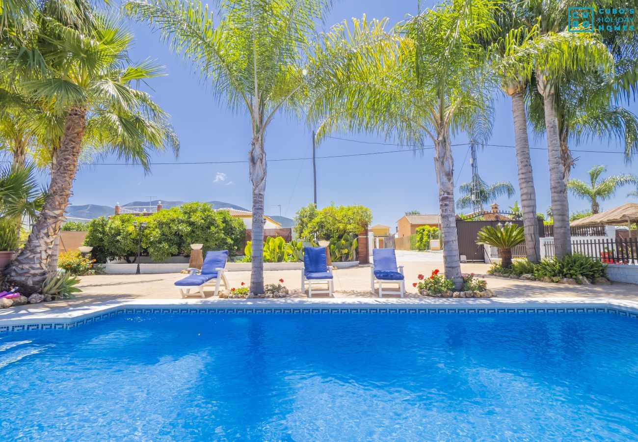 Piscina de este chalet en Alhaurín el Grande