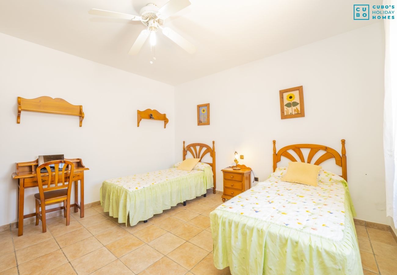 Dormitorio de este chalet en Alhaurín el Grande