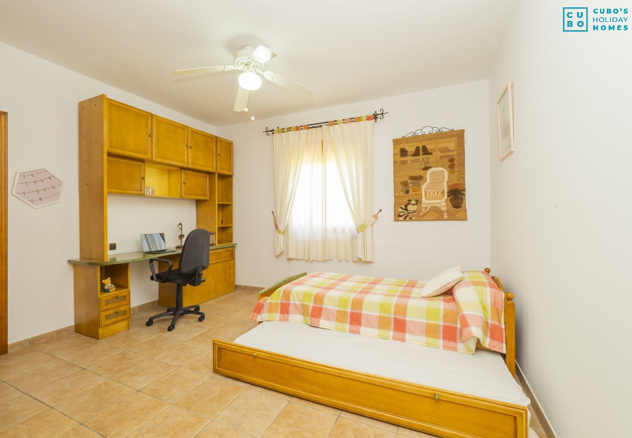 Dormitorio de este chalet en Alhaurín el Grande