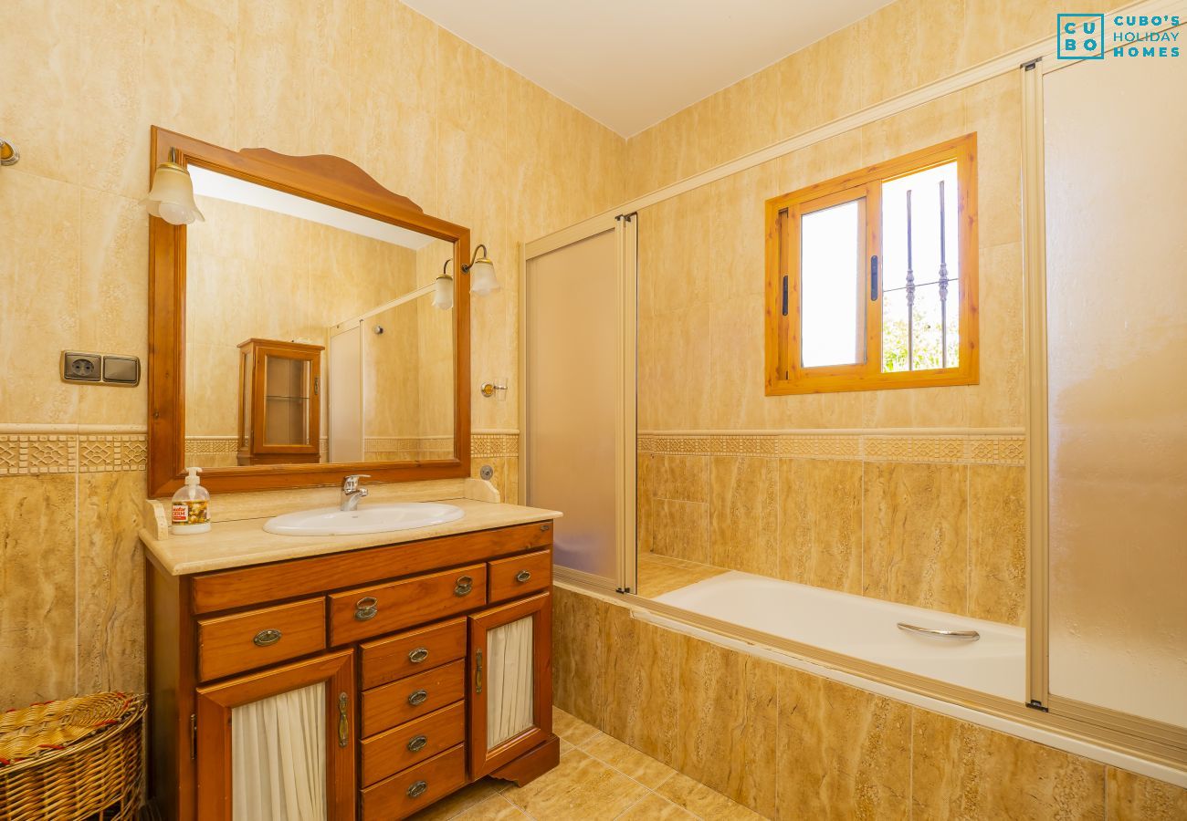 Baño de este chalet en Alhaurín el Grande